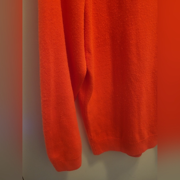 Beautiful Orange 🍊 sweater - Picture 3 of 4